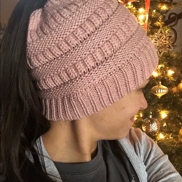 🆕 Rose CC Messy Bun Beanie - Picture 3 of 5